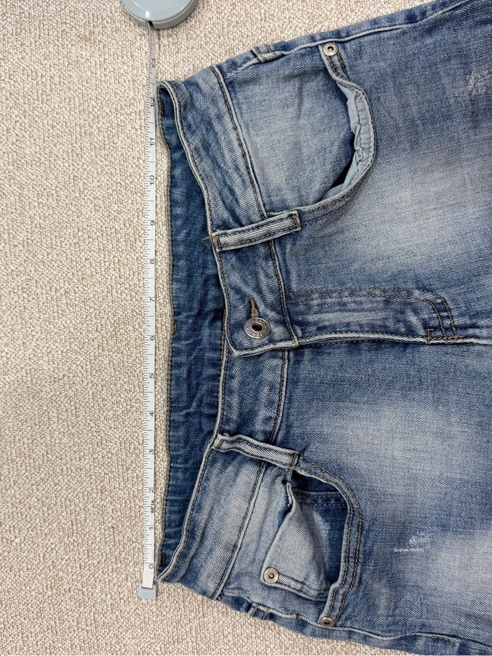 Distressed jeans - Picture 3 of 6
